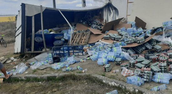 Caminhão roubado tomba e atinge casa de eventos durante perseguição policial em Limoeiro