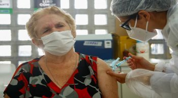 No Geraldo, houve atraso no atendimento e o primeiro idoso que estava marcado para as 7h30 só foi vacinado às 8h