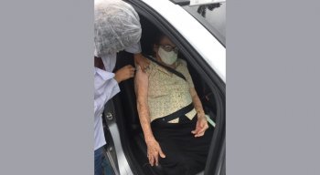 Dona Severina de Oliveira, de 98 anos, relatou alívio ao ser vacinada e ficar protegida da covid-19