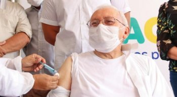 Bispo de Petrolina, Dom Paulo Cardoso, recebe vacina contra covid-19