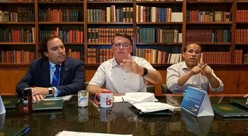 Bolsonaro deixa lata de leite condensado sobre a mesa em live