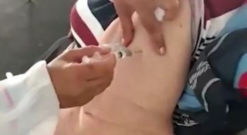 Técnica de enfermagem é afastada após fingir aplicar vacina contra covid-19 em idosa