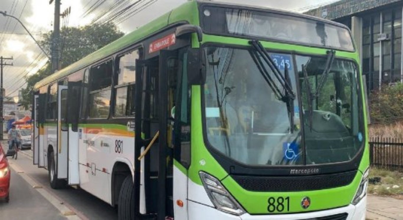 Integrantes de torcidas organizadas depredam ônibus no Recife