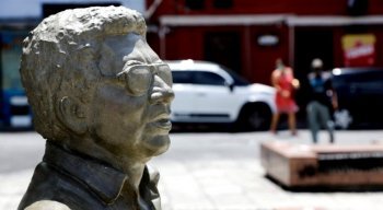 Orçada em R$ 35 mil, a escultura chega para compor o Circuito da Poesia da Prefeitura do Recife
