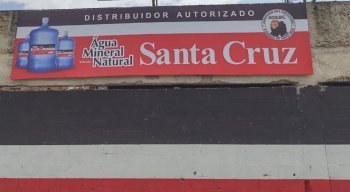 Fachada do Santa Cruz com o anúncio da venda de água mineral em botijão