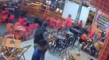 Câmeras de segurança flagraram o momento das agressões