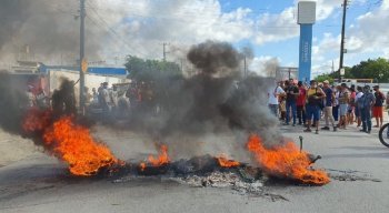 Passageiros atearam fogo na entrada do Terminal Integrado de Passageiros de Igarassu