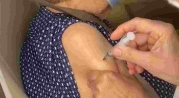 A enfermeira fingiu aplicar a vacina