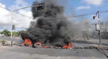 Moradores da Comunidade Sítio Santa Francisca atearam fogo em pneus na via
