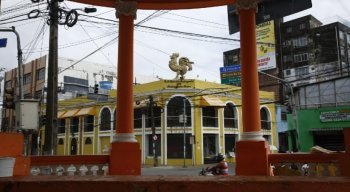 Praça Sérgio Lorêto, no bairro de São José, onde fica a sede do Galo da Madrugada, completamente vazia