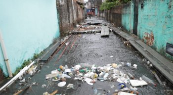 Em Camaragibe, o estrago foi grande. Com as ruas alagadas houve muito engarrafamento. A enxurrada invadiu várias residências e os moradores perderam tudo.