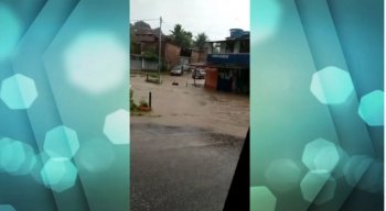 Em várias cidades, moradores tiveram as casas invadidas pela água da chuva, na Região Metropolitana do Recife