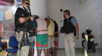 Cinco pessoas que estavam no barco na costa de Pernambuco foram presos