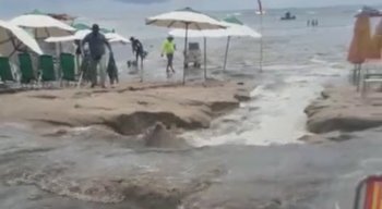 Turistas da praia de Porto de Galinhas são afastados após vazamento de esgoto