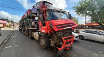 O impacto da colisão fez um estrago grande do cavalo mecânico da carreta