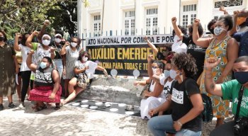 No Recife, o grupo da articulação negra de Pernambuco se reuniu na calçada em frente à Câmara dos Vereadores
