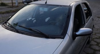 O cunhado da vítima estava ao volante, quando o carro teria sido interceptado por outro com três homens que desceram e atiraram