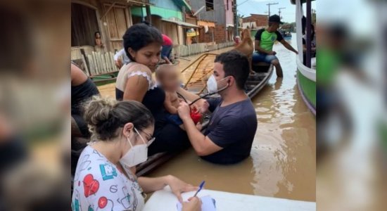 Bebê, que está com pneumonia, foi atendido dentro de barco.