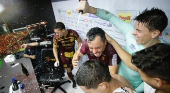 Jogadores do Sport dão banho de champanhe no técnico Jair Ventura