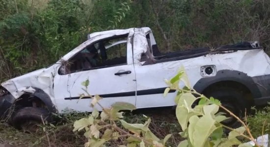 Vítimas voltavam de festa clandestina quando carro capotou em Pesqueira.
