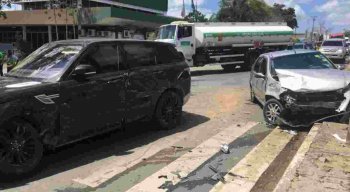Os dois veículos se envolveram em acidente em Caruaru.