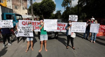 om faixas, cartazes e instrumentos musicais, os moradores fecharam a Avenida Liberdade