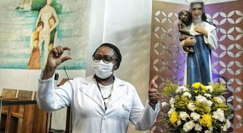 Enfermeira, Maria Angélica de Carvalho Sobrinho, foi primeira pessoa a tomar a vacina contra a Covid-19
