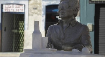 A prefeitura da cidade investiu R$ 35 mil para homenagear o cantor, que foi esculpido sentado em uma mesa de bar.