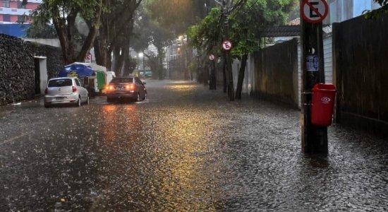 Rua do Espinheiro, na Zona Norte, amanheceu alagada