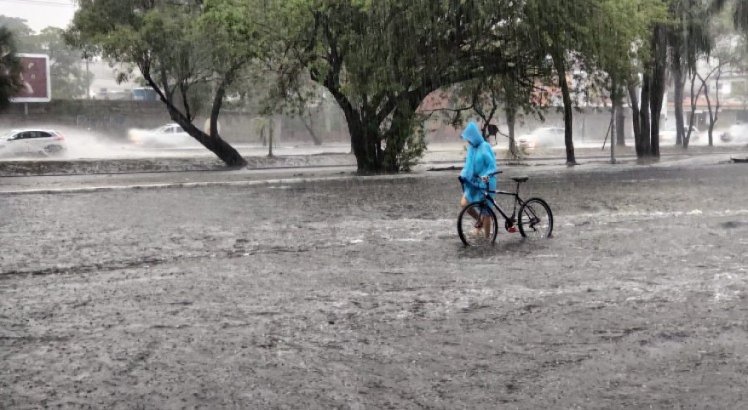 Forte chuva causou alagamentos no Recife na manhã desta sexta-feira