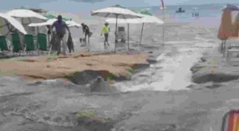 Esgoto na praia de Porto de Galinhas, em Ipojuca, no Litoral Sul de Pernambuco