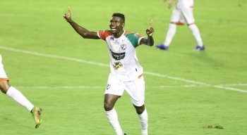 Leozão marcou um dos gols do Salgueiro na vitória contra o Sport na Ilha do Retiro