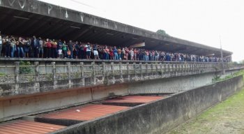 A plataforma e a passarela de acesso aos trens ficaram lotadas