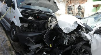 De acordo com parentes das vítimas, o motorista do carro teria se assustado com um assalto durante o percurso e acabou perdendo o controle do veículo.
