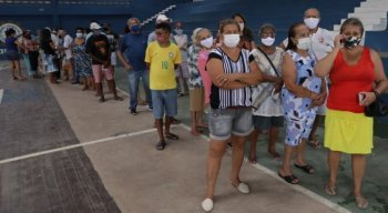 Idosos se aglomeram na tentativa de receber a vacina contra a covid-19 em Paulista