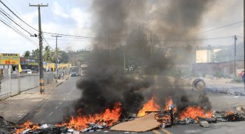Para chamar a atenção das autoridades, os moradores atearam fogo impedindo a passagem dos veículos