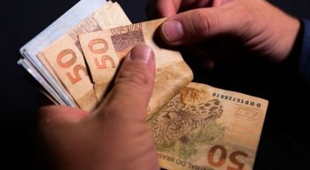 A "rachadinha" é a apropriação de parte dos salários de funcionários.