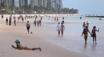 Movimentação na praia de Boa Viagem, na Zona Sul do Recife