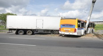 Segundo a Polícia Rodoviária Federal (PRF), o acidente aconteceu no quilômetro 42,6, sentido João Pessoa