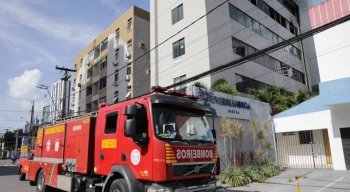 Segundo os Bombeiros, o fogo atingiu alguns setores de um escritório que funcionava no quarto andar