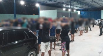 Jogo de futebol society em arena com aglomeração é interrompido pelo Procon Pernambuco