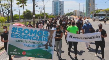 Vestidos de preto, eles se organizaram em fileiras para garantir o distanciamento social