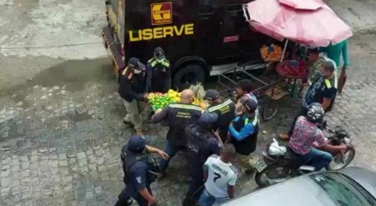 Agentes de fiscalização dispersam ambulantes com agressões e tiro de advertência em Pernambuco; veja vídeo