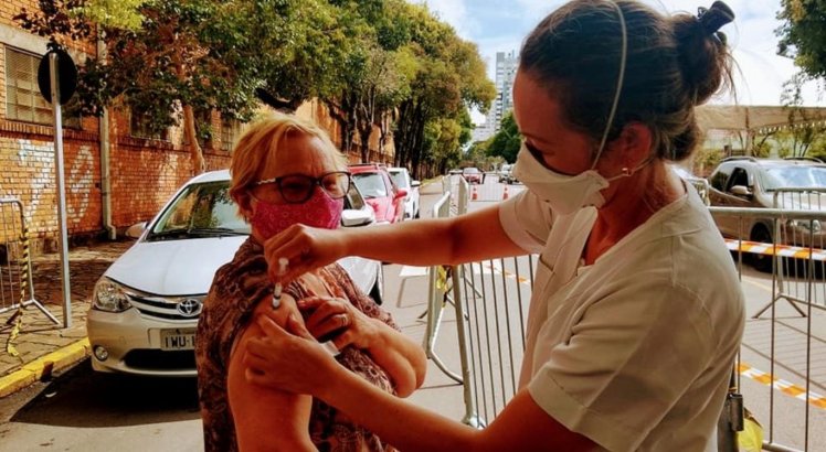 Teresinha Catarina Bertotti, de 75 anos, recebeu a primeira dose da vacina contra Covid-19