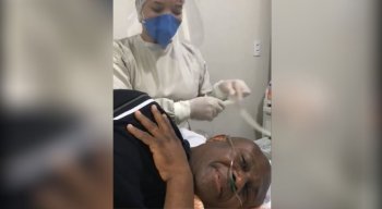 Irmão Lázaro canta com enfermeira antes de endoscopia.