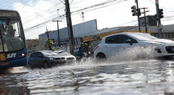 A água acumulada na avenida também acabou gerando problemas para o comércio da área