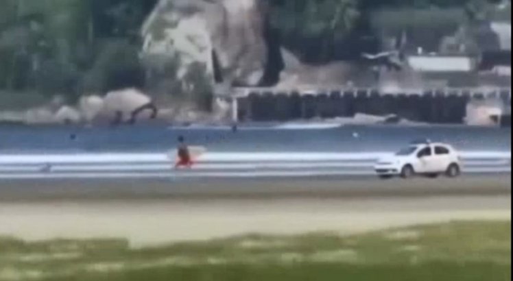 Surfista é flagrado correndo de fiscalização após furar bloqueio em praia; veja o vídeo