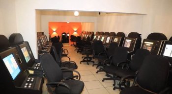 Ao todo, 26 pessoas, a maioria idosos que estavam jogando, foram abordadas.