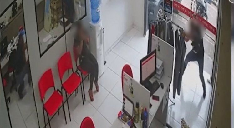 Mulher sobrevive a troca de tiros durante assalto em loja; veja vídeo