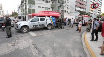 A mulher foi esfaqueada na altura do pescoço, no braço e na região da barriga
